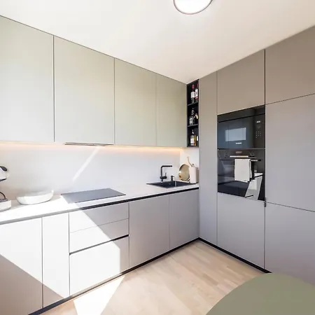 Sky Nest Luxury Near Airport Apartamento Saraievo