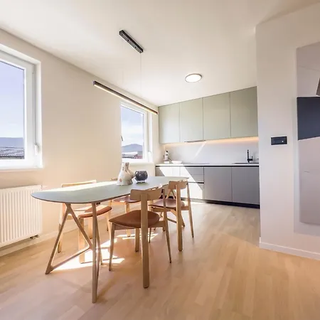 Sky Nest Luxury Near Airport Apartamento *